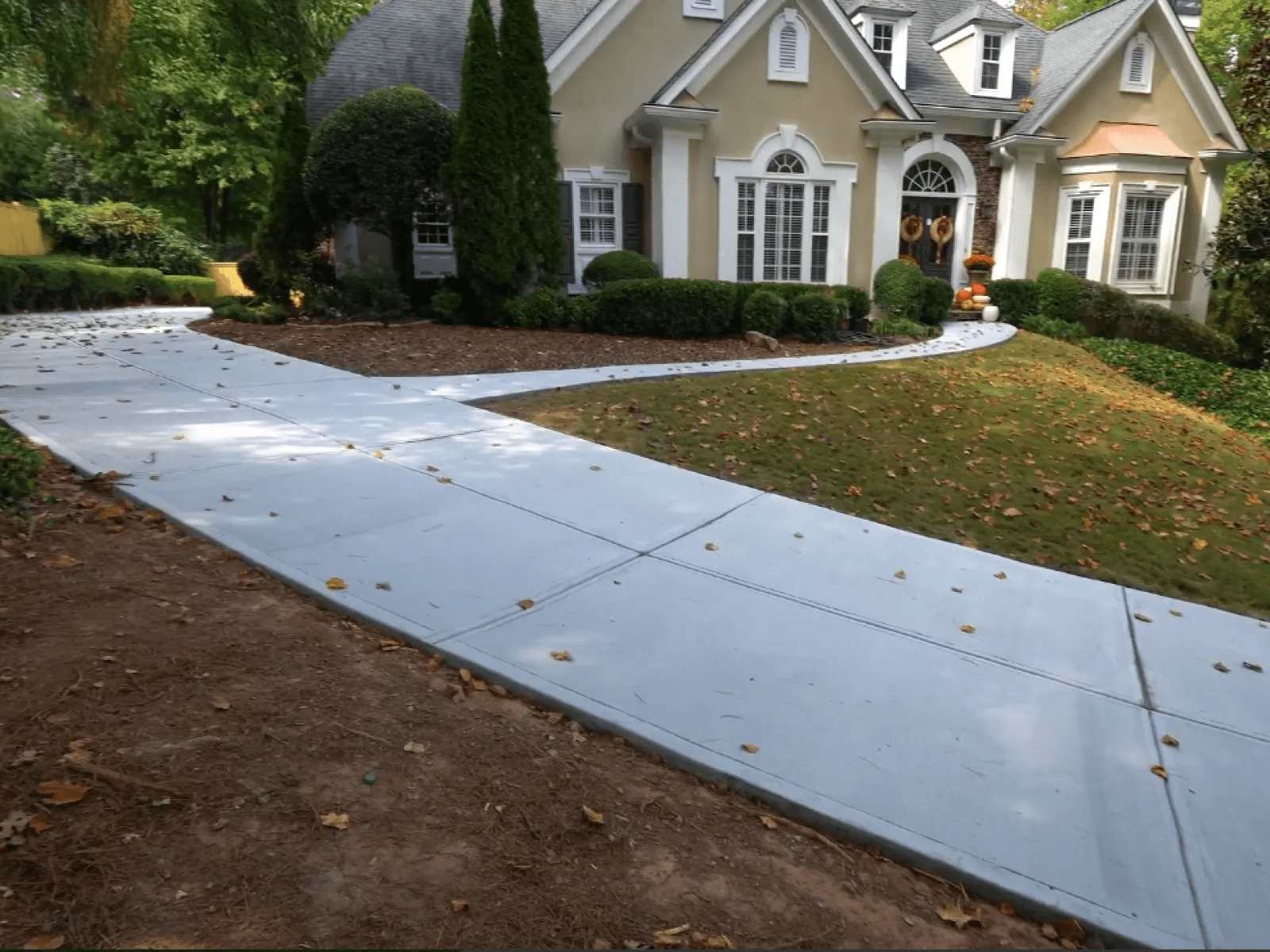 Custom concrete driveway installation in Tillsonburg, Ontario